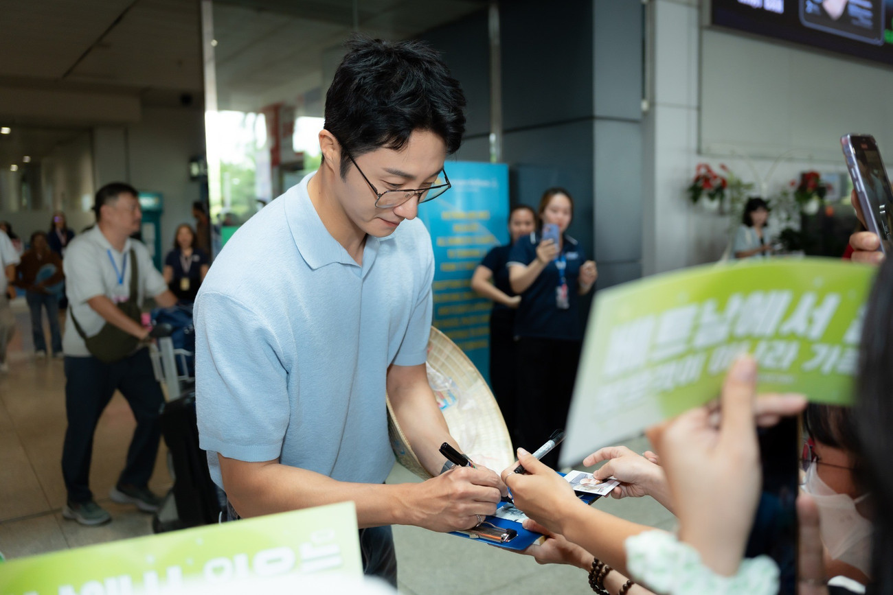 Jung Il Woo ký tặng fan