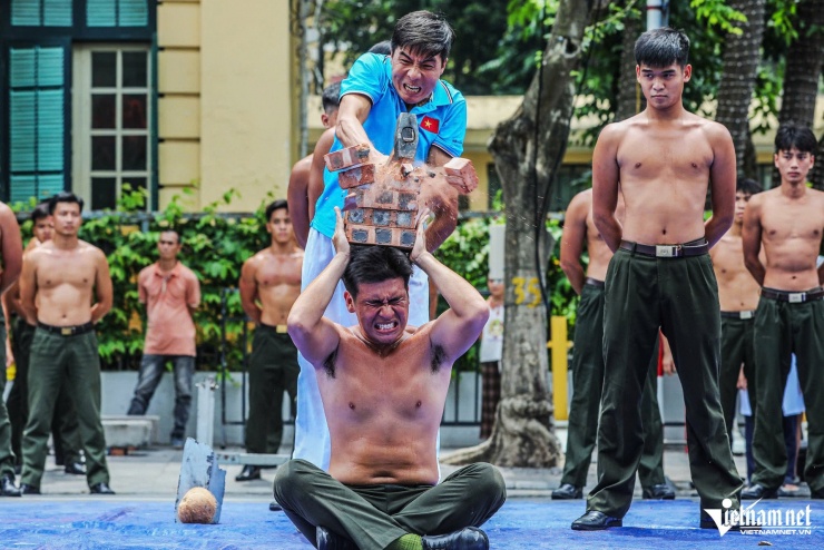 Trong tối cùng ngày, sẽ diễn ra chương trình biểu diễn nghệ thuật: "Bản hùng ca Công an nhân dân Việt Nam".