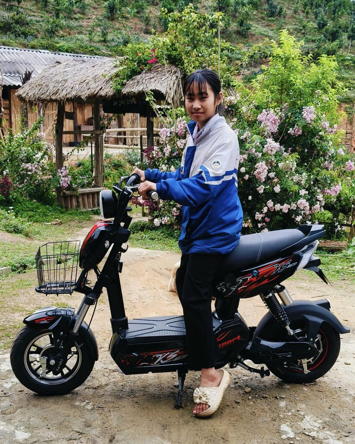 Ngọc Thanh Tâm tặng xe đạp điện cho bé Thư
