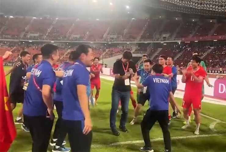 HLV Kim Sang Sik nhảy hiphop cực “cháy” sau khi cùng ĐT Việt Nam vô địch AFF Cup
