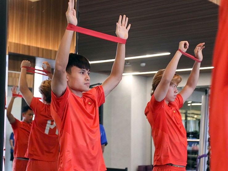 HLV Kim Sang Sik cho các học trò nghỉ ngơi hoàn toàn trong buổi sáng ngày 26/7.