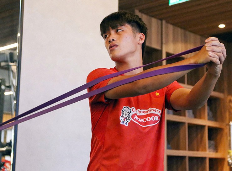 Tiền đạo Nguyễn Quốc Việt đã có thể tham gia tập các bài tập bổ trợ cơ bắp và sức mạnh cùng đồng đội.