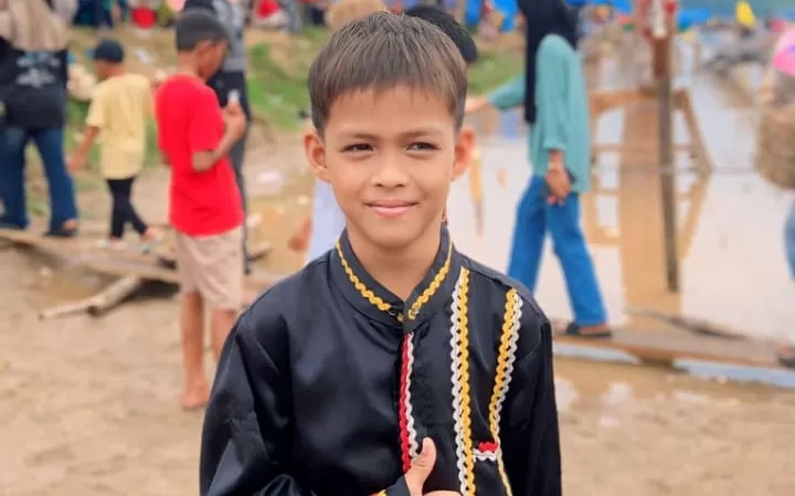 Rayyan Arkan Dikha trong lễ hội đua thuyền.