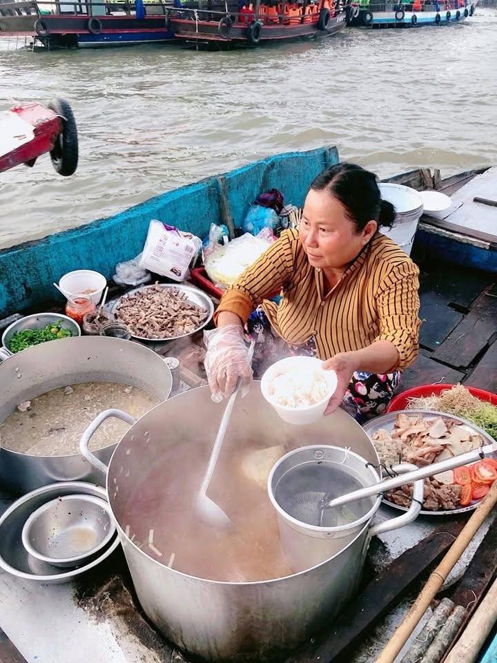 Ghe bán đồ ăn sáng trên sông