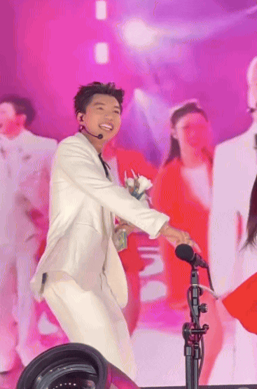 Concert Say Hi ở Mỹ: 1 Anh Trai nói tiếng Anh như gió, HIEUTHUHAI biến hình thành chú rể- Ảnh 7.