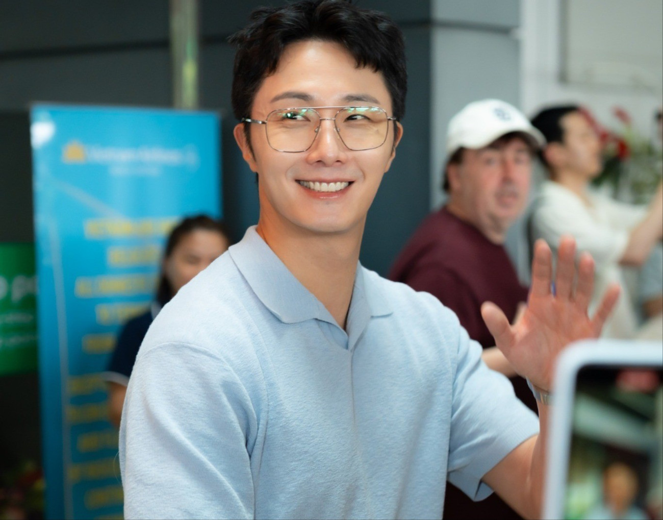 Jung Il Woo nhận nón lá từ fan