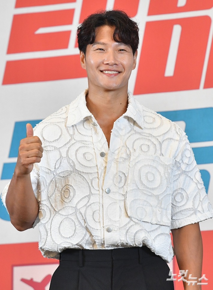 Vợ sắp cưới của Kim Jong Kook được tiết lộ kém anh 11 tuổi, là CEO của 1 công ty mỹ phẩm