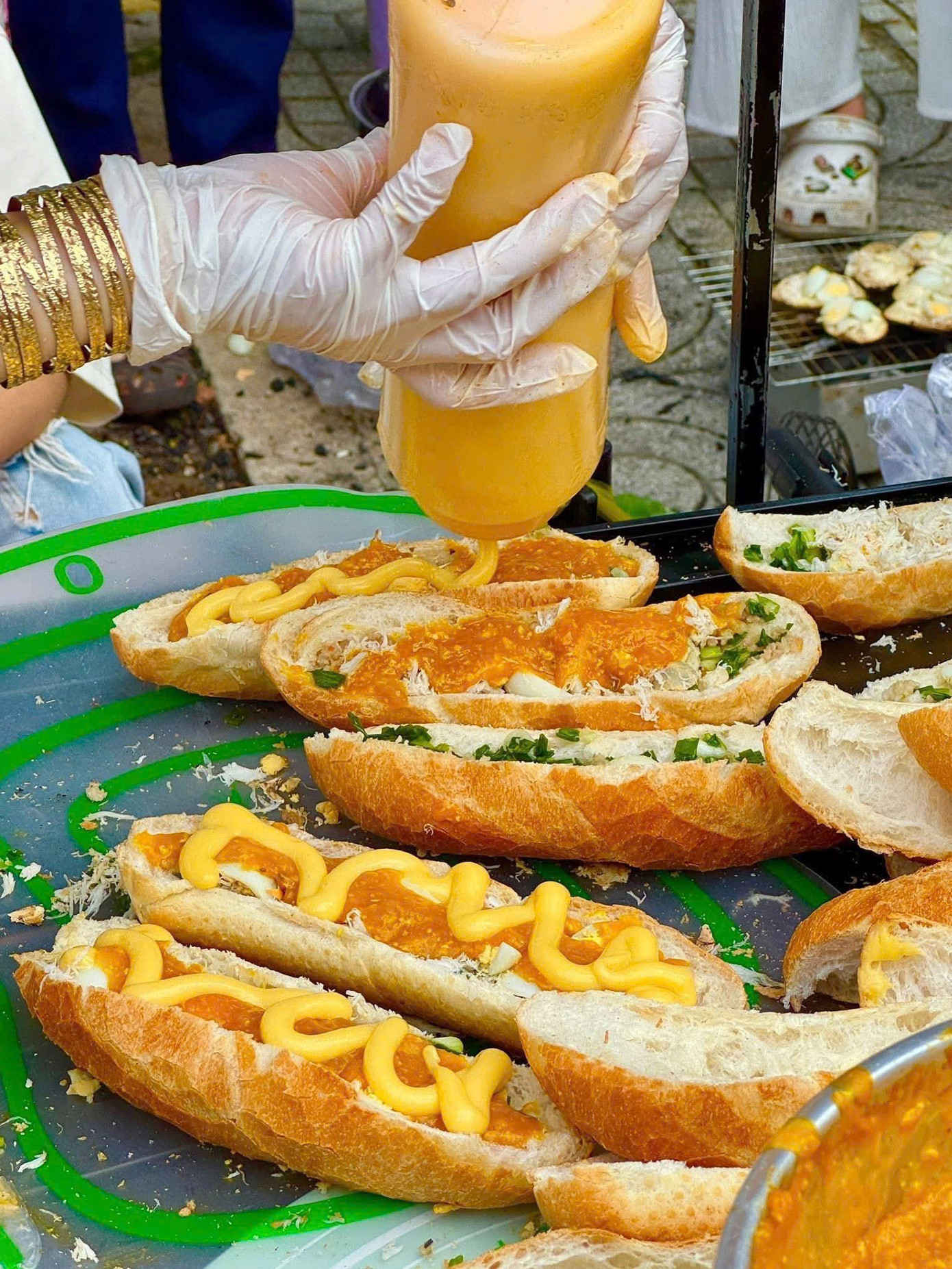 Bánh mì sốt gạch cua đầy topping
