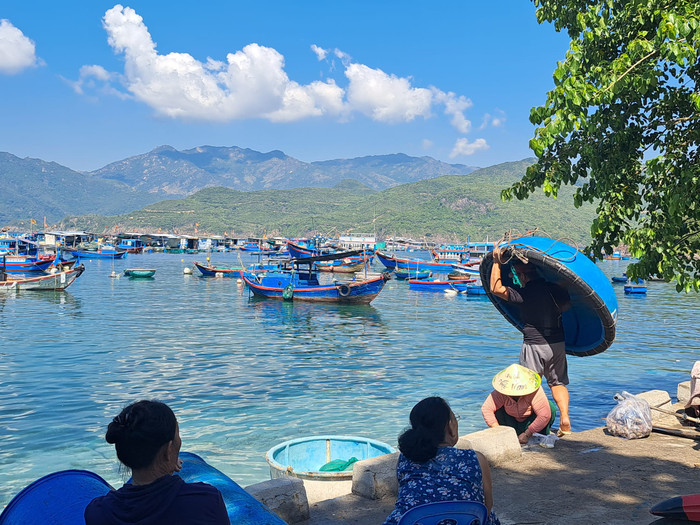 Thưởng thức hải sản tươi ngon trên bè nổi