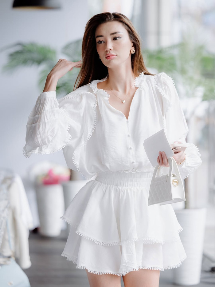 Hot girl bóng chuyền yêu thích váy áo mang gam màu trung tính, giúp tôn lên chiều cao chuẩn mực cùng thần thái rạng ngời. (Ảnh IGNV)