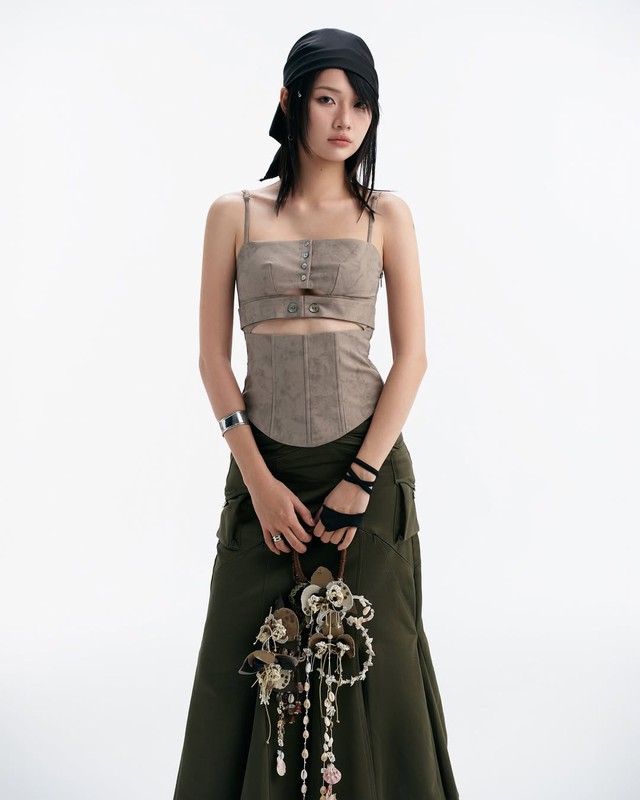 Corset và vòng tay kim loại