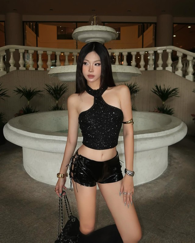 Áo halter top và vòng bắp tay