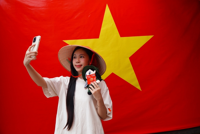 Người trẻ thích thú check-in với cờ Tổ quốc