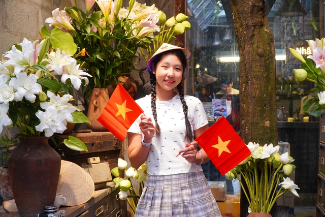 Người trẻ mê mẩn trước không gian đậm chất ngày lễ 2.9