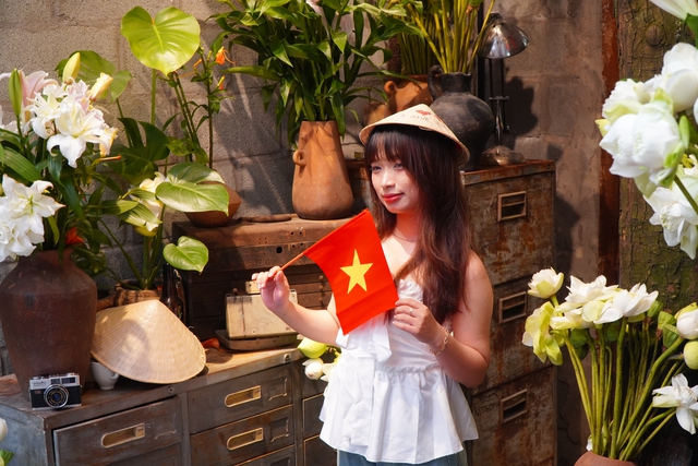 Hoa sen, cờ đỏ tại các quán cà phê khiến bạn trẻ thích mê