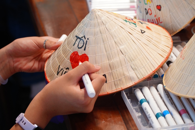 Tự tay vẽ nên chiếc nón là "yêu nước" cho riêng mình