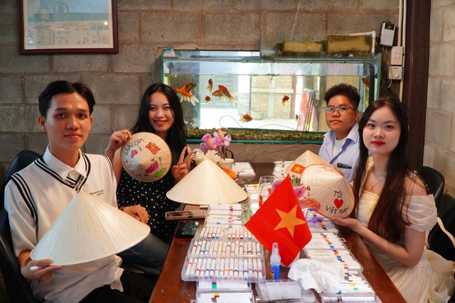 Phạm Thị Ánh (bên trái) cùng nhóm bạn tham gia vẽ nón