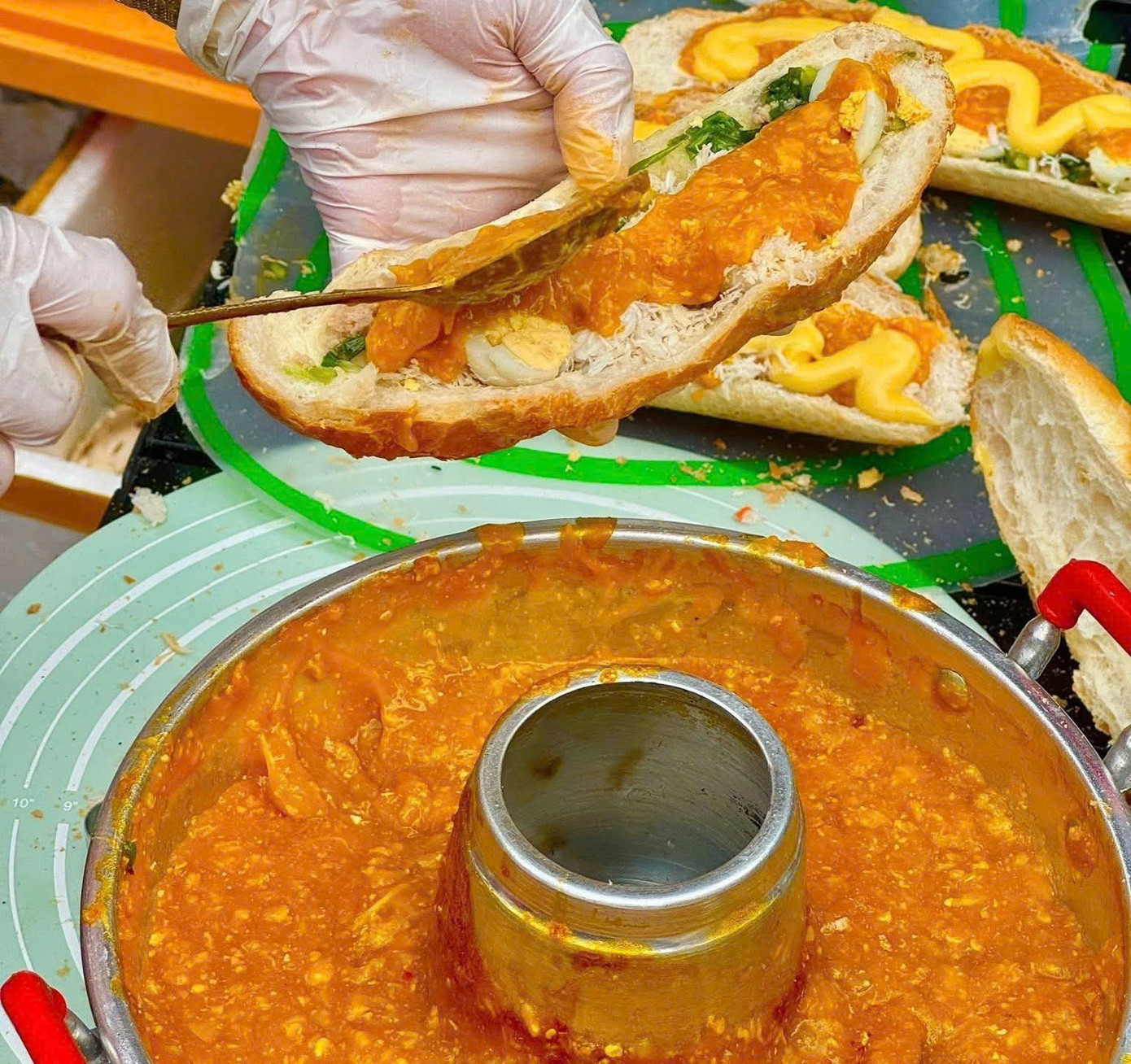 Bánh mì sốt gạch cua được yêu thích