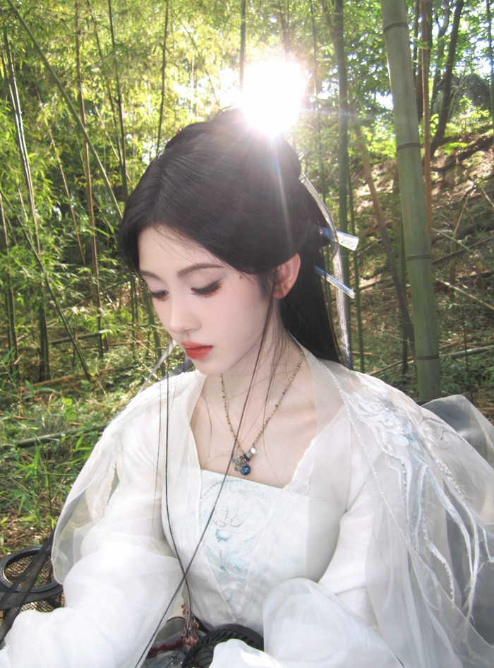 Hình ảnh gây sốt của Cúc Tịnh Y trong trang phục trắng ở hậu trường phim Lai Chiến (Ảnh Weibo)