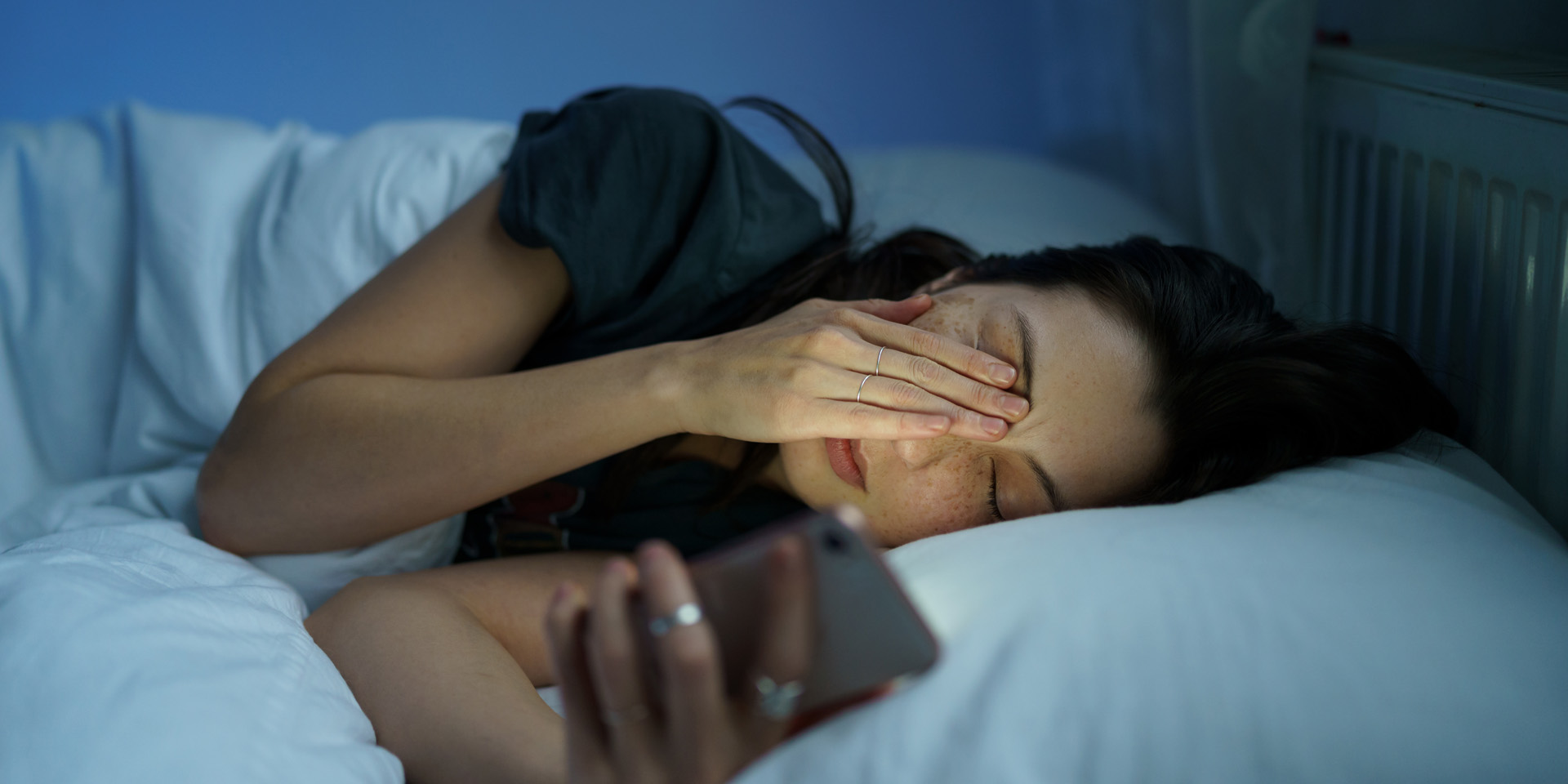Thời điểm nguy hiểm nhất trong ngày mà bạn không nên dùng điện thoại- Ảnh 1.