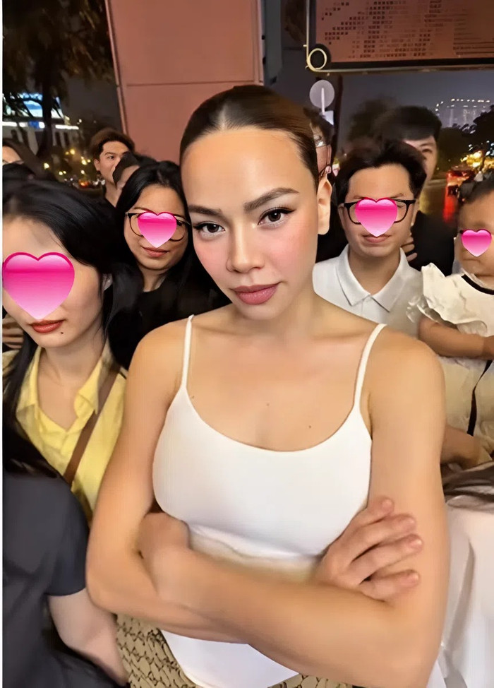 Trong các hoạt đồng đời thường, Hồ Ngọc Hà ưa chuộng mẫu áo hai dây ôm sát cơ thể, vừa thoải mái vừa quyến rũ. (Ảnh chụp màn hình)