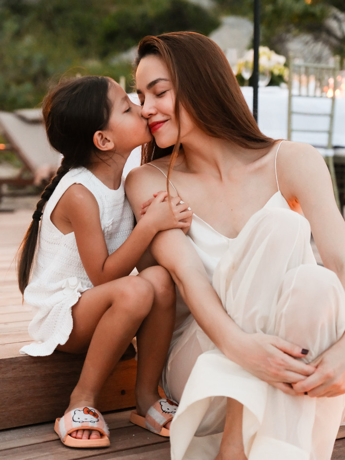 Hồ Ngọc Hà cũng thường xuyên diện đầm hai dây, giúp khoe vai trần quyến rũ. (Ảnh FBNV)