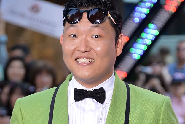 PSY bị bắt giữ để điều tra cáo buộc với cáo buộc vi phạm Luật Dịch vụ Y tế của Hàn Quốc. Bác sĩ điều trị cho anh cũng đối mặt với cuộc điều tra PSY bị bắt giữ để điều tra cáo buộc với cáo buộc vi phạm Luật Dịch vụ Y tế của Hàn Quốc. Bác sĩ điều trị cho anh cũng đối mặt với cuộc điều tra