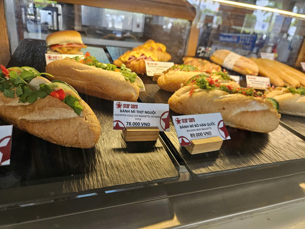Giá bánh mì tại cửa hàng Star Cafe ở sân bay