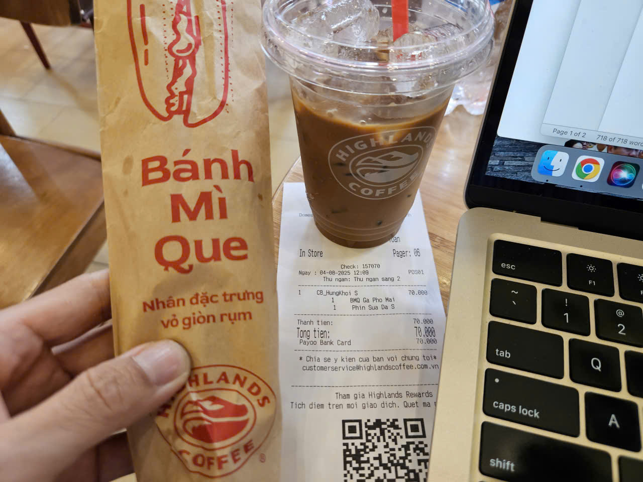 Giá combo bánh mì que và cà phê sữa đá size S ở nhà ga quốc nội sân bay Tân Sơn Nhất