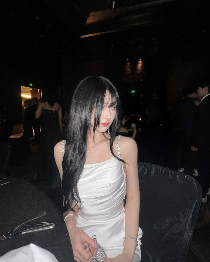 Shirley thường phối hợp cùng layout trang điểm nhấn vào đôi mắt to tròn và hàng mi cong. (Ảnh IGNV)