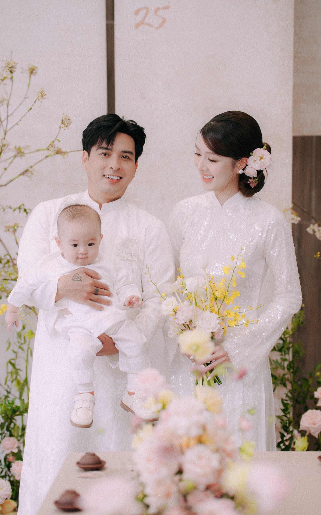 Bé Hin trong lễ cưới của ba mẹ