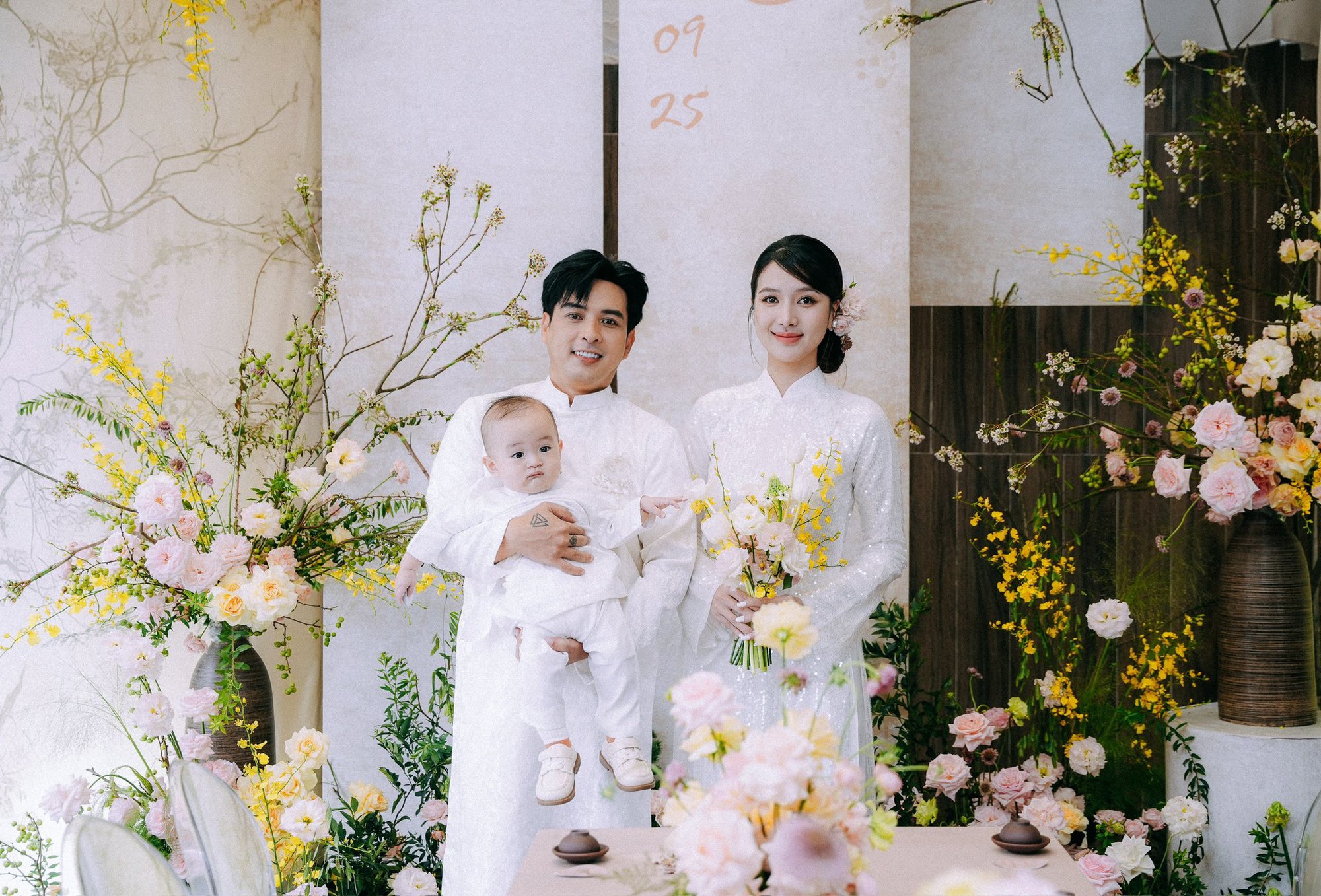 Bé Hin đáng yêu trong vòng tay bố