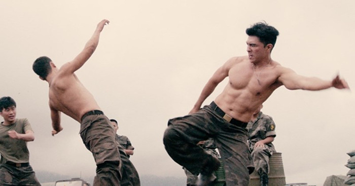 Phân cảnh hành động của nhân vật Quang do Steven Nguyễn thủ vai gây sốt với màn khoe 'body 6 múi' khiến nhiều người 'xỉu up xỉu down'. (Ảnh: ĐPCC)