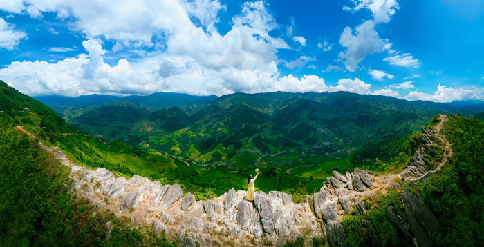 Sống lưng khủng long Dế Xu Phình. (Nguồn: Chua Hang)