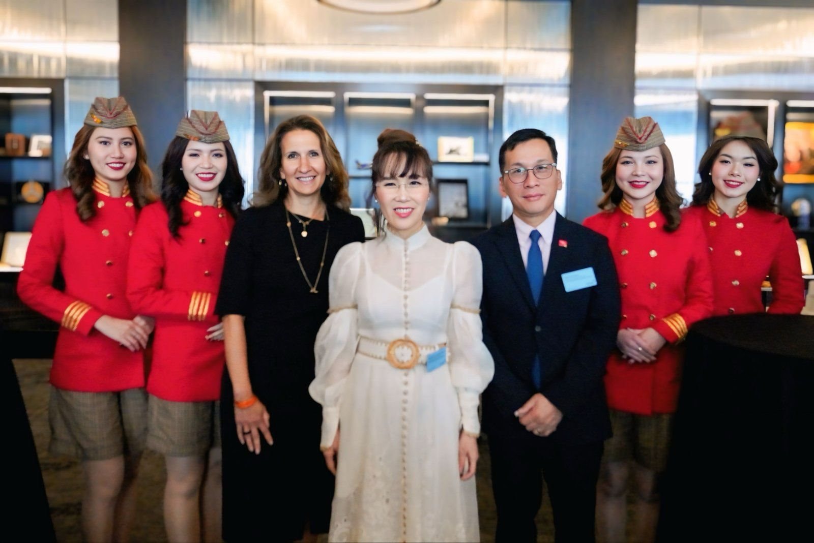 Tỷ phú Nguyễn Thị Phương Thảo gặp Chủ tịch Sàn giao dịch chứng khoán New York – Thị trường tăng 48 điểm- Ảnh 1.