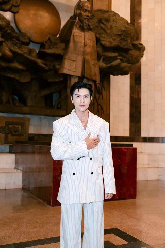 Diễn viên Steven Nguyễn bày tỏ niềm tự hào khi được đeo Huy hiệu Bác Hồ tại Bảo tàng Hồ Chí Minh