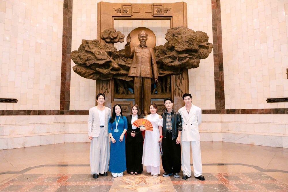 Đoàn diễn viên phim “Mưa đỏ” chụp ảnh lưu niệm tại Bảo tàng Hồ Chí Minh