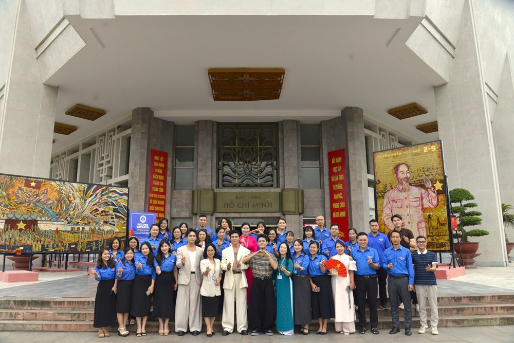 Đoàn diễn viên phim “Mưa đỏ” chụp ảnh lưu niệm cùng cán bộ và đoàn viên Đoàn cơ sở Bảo tàng Hồ Chí Minh