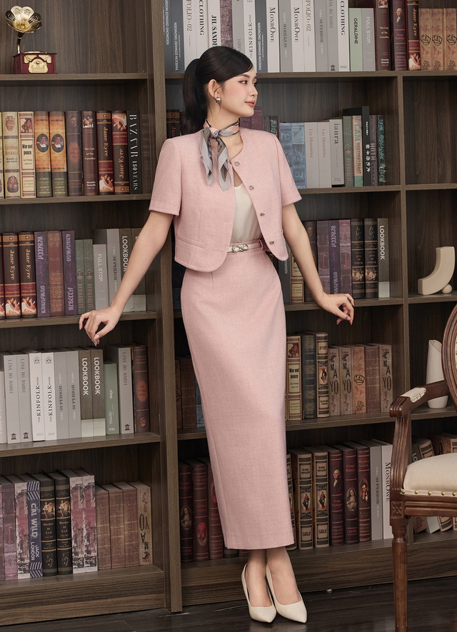 Cropped jacket và midi dress