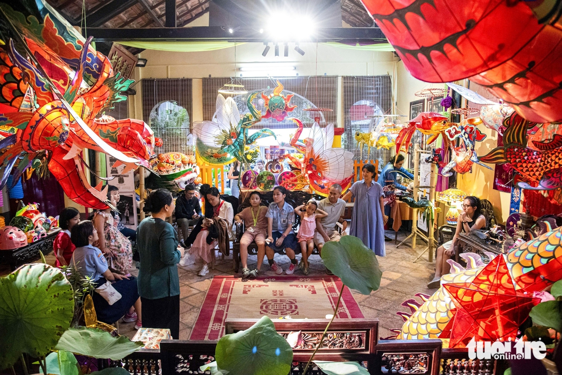 Du khách tham quan triển lãm