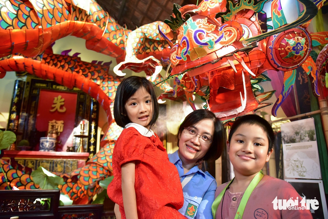 Khách tham quan cùng gia đình