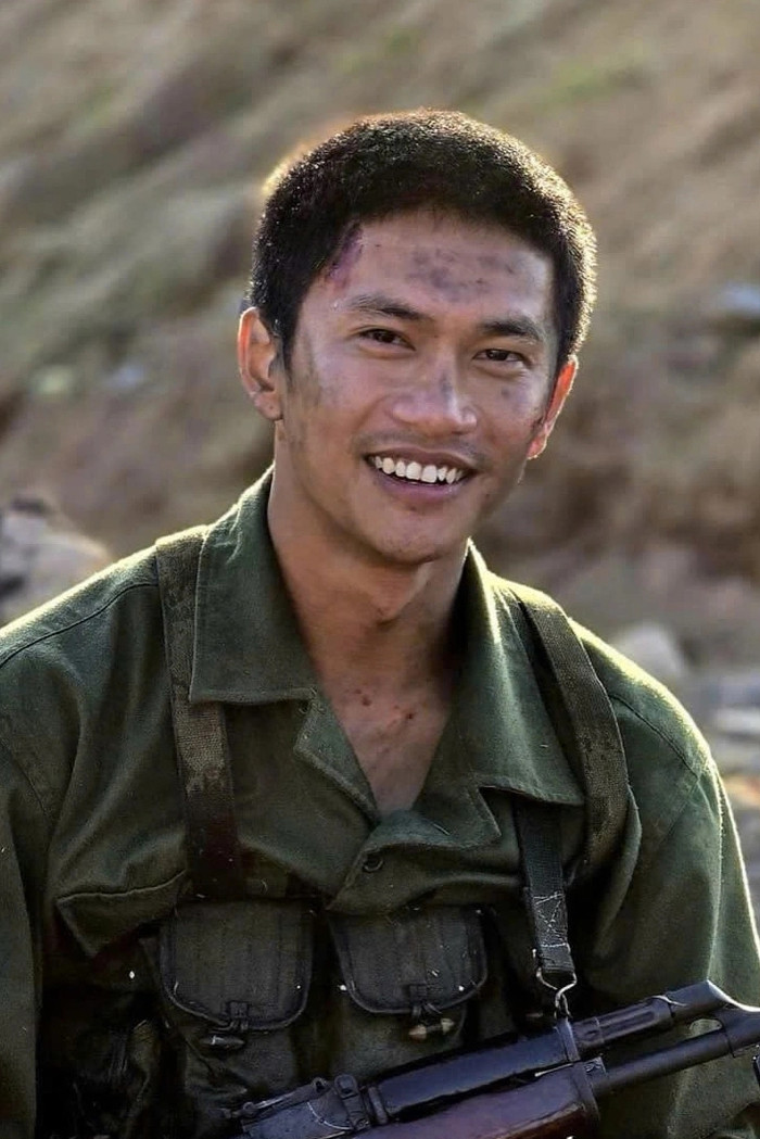 Ca sĩ Nguyễn Hùng trong phim Mưa Đỏ
