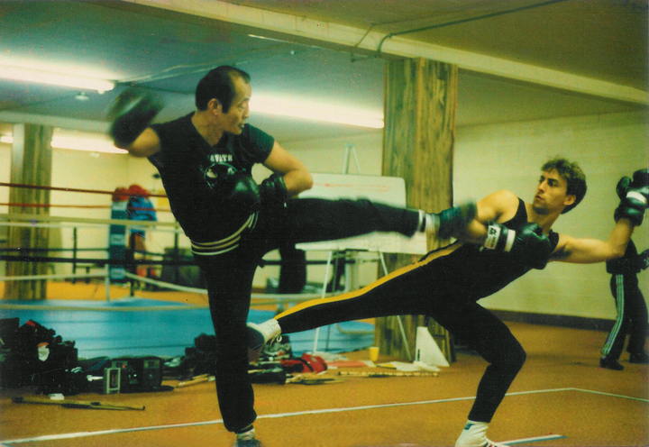 Đặc điểm của Savate là khi tập hay thi đấu, các võ sĩ đều đi giày