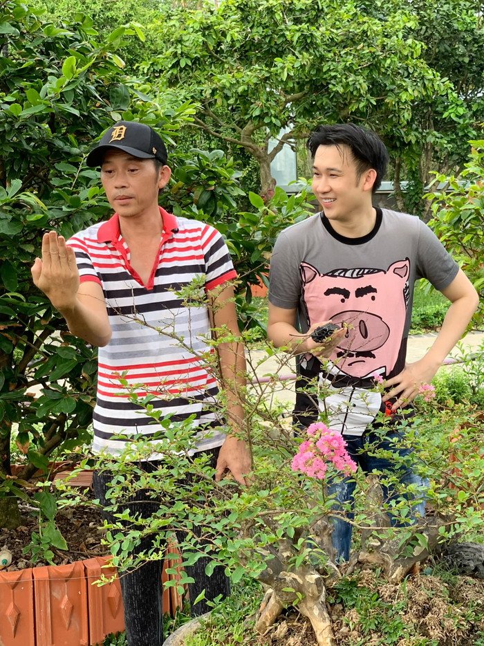 Dương Triệu Vũ chúc mừng khi phim có Hoài Linh tham gia diễn xuất hiện có doanh thu 71 tỷ đồng. (Ảnh FBNV)