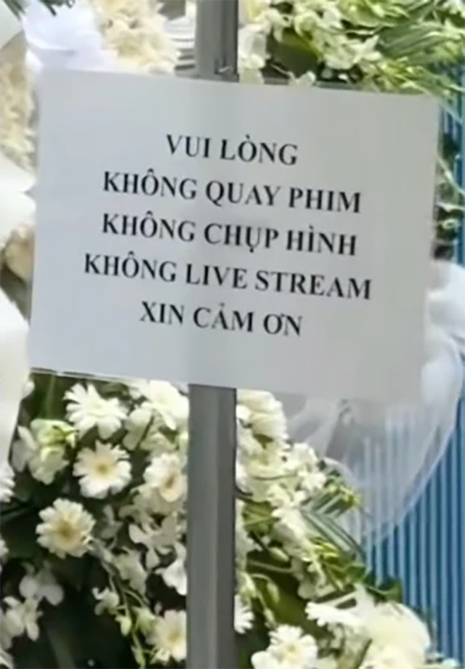 Nhiều tấm bảng yêu cầu không quay phim, chụp ảnh ở lễ tang diễn viên Ngọc Trinh.