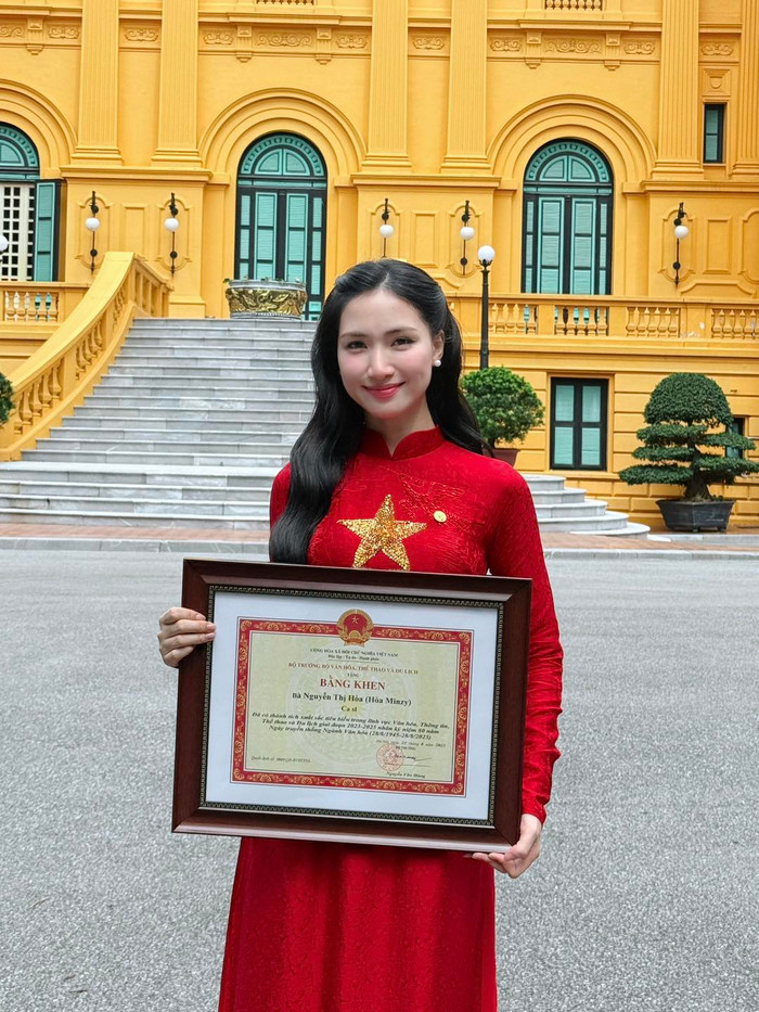 Hòa Minzy hạnh phúc nhận bằng khen vào ngày 2/9. Ảnh: FBNV