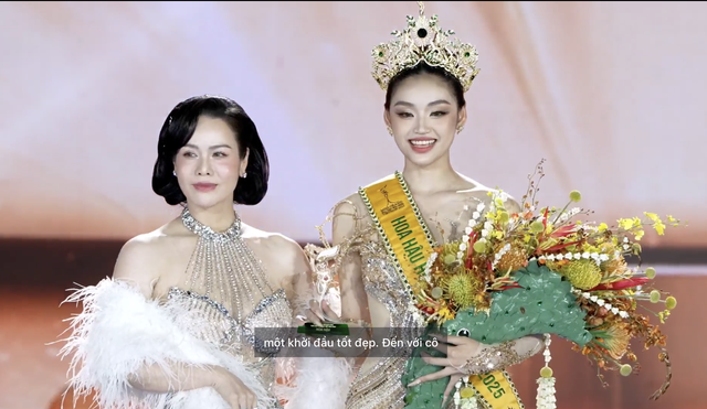 Ca sĩ Nhật Kim Anh trao hoa cho tân Hoa hậu.