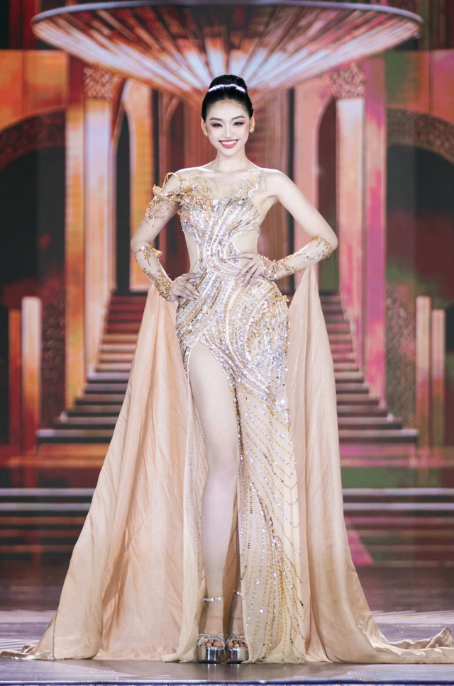 Yến Nhi trong trang phục dạ hội.