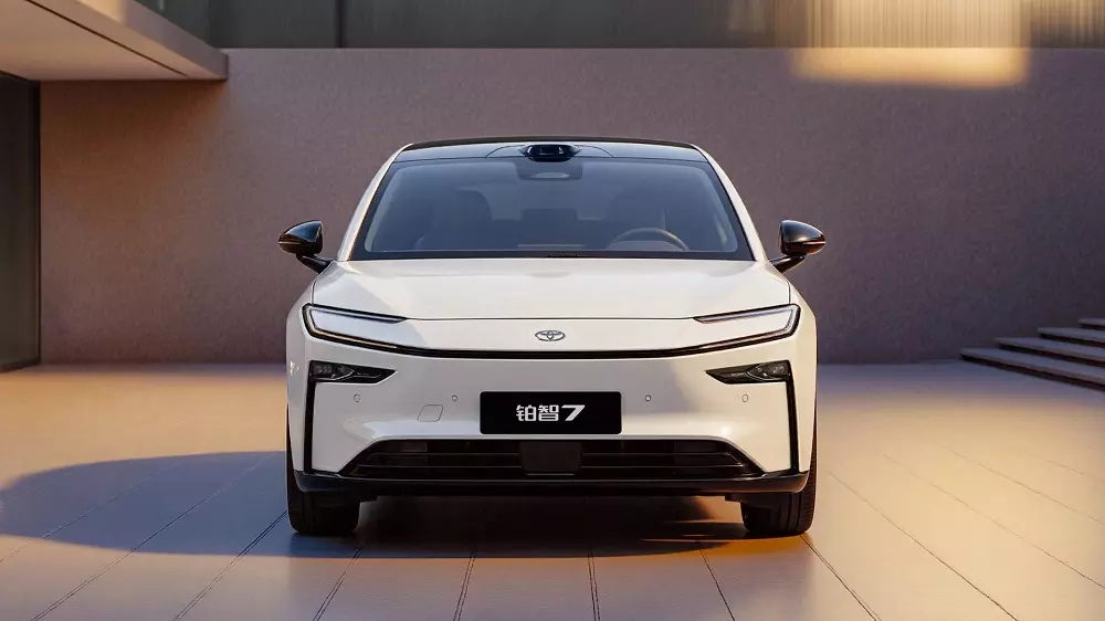 Toyota bZ7 nhìn từ phía trước