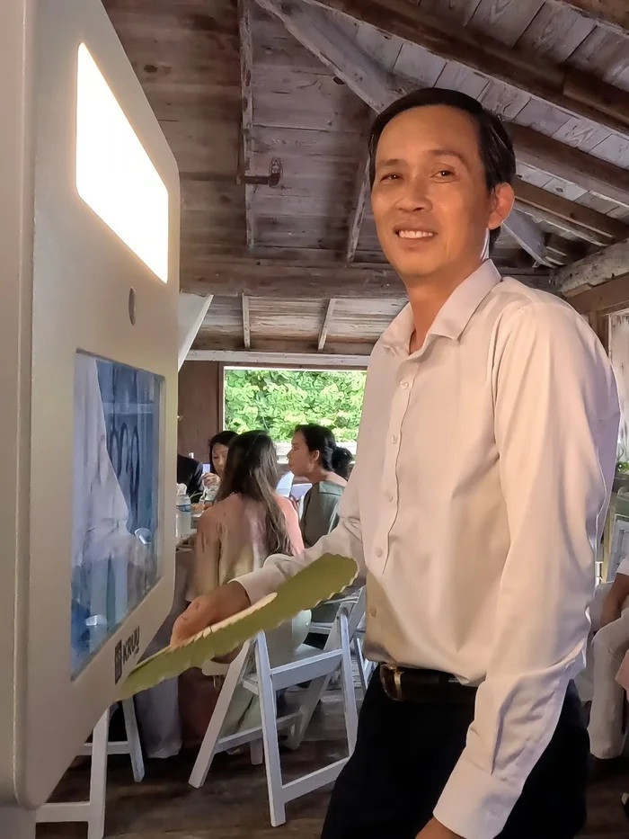 Nam nghệ sĩ thỉnh thoảng xuất hiện trên Facebook của em trai ruột. Hiện, Hoài Linh không dùng mạng xã hội. (Ảnh FB Dương Triệu Vũ)